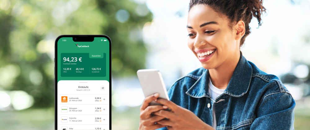 Frau, die Smartphone in den Händen hält, eingefügter Benutzerbildschirm der TopCashback-App.