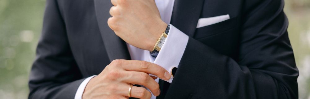 Bräutigam richtet Manschettenknopf und Anzug für die Hochzeit.