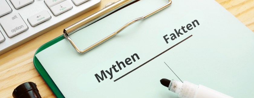 Klemmbrett mit den Begriffen „Mythen“ und „Fakten“.