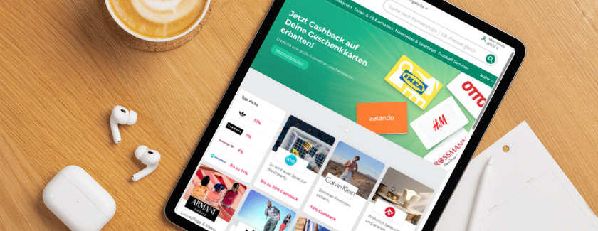 Tablet mit der TopCashback-Website auf einem Schreibtisch.