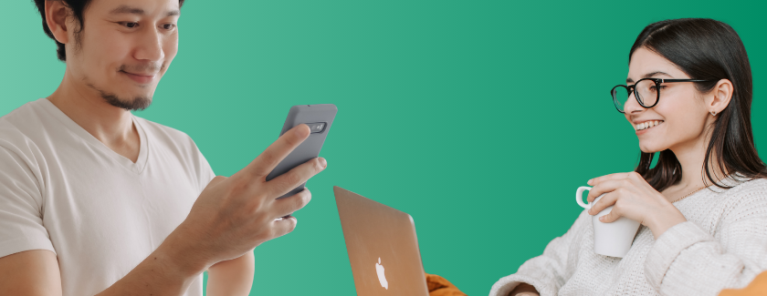 Zwei Personen nutzen Smartphone und Laptop für Online-Shopping und Cashback.