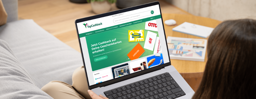 Person nutzt einen Laptop mit der TopCashback-Website.