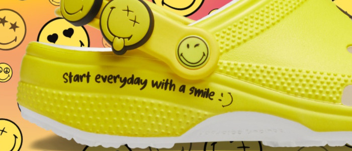 Gelbe Crocs mit Smileys
